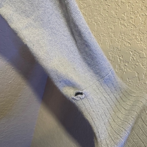 Joie 100% Cashmere Sweater Women’s Light Blue Genuine Cashmere / Hole/Flawed - Picture 5 of 8